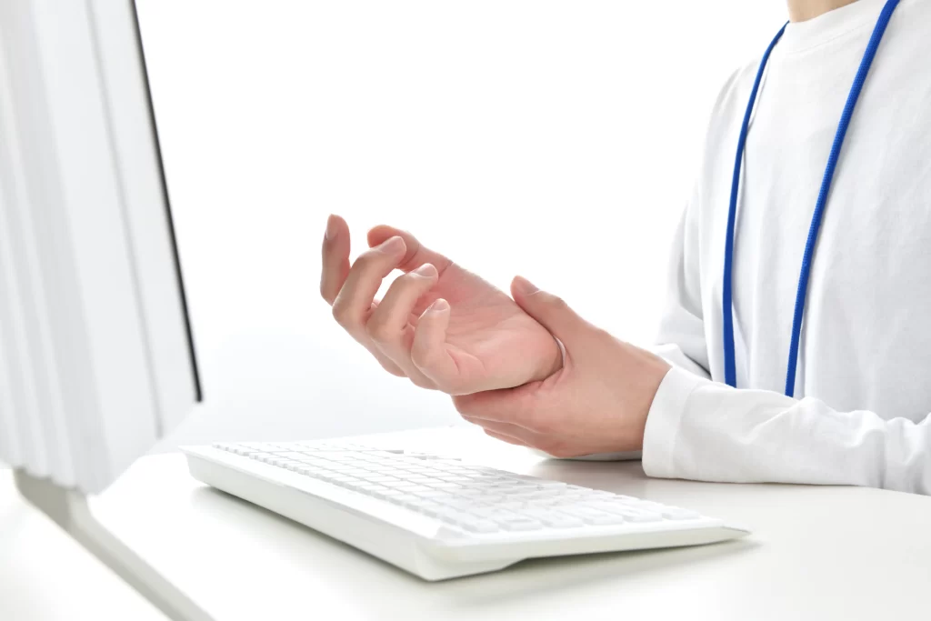 首や腰の不調がしびれにつながる？